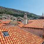 The Lionheart Close To Old Town דירה