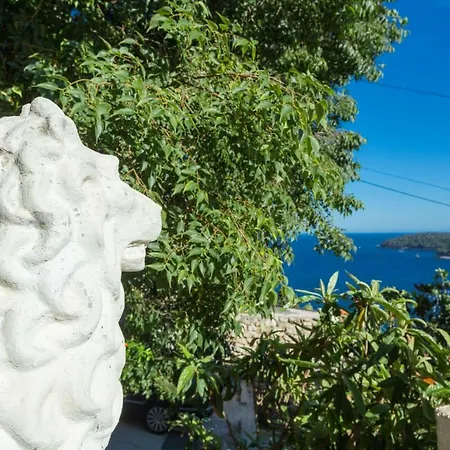 The Lionheart Close To Old Town *