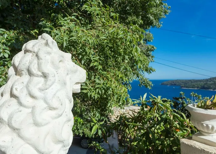 The Lionheart Close To Old Town *